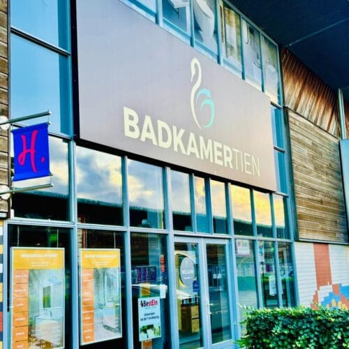 Beststein showroom waar natuursteenformaten en kleuren worden vergeleken