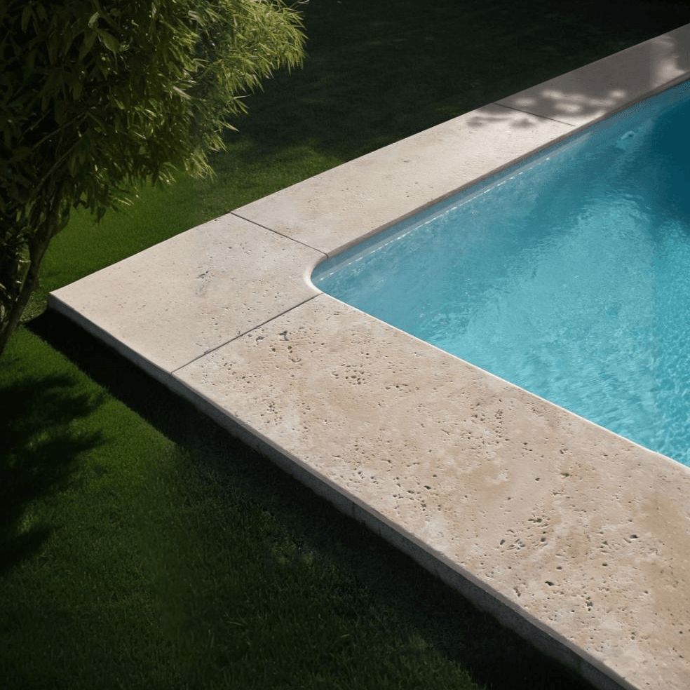 classic-light-travertin-randsteen-457-x-457-x-3-cm-zwembad-hoek-model-a-getrommeld-2.png