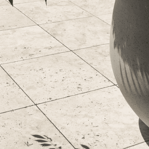 Classic Light travertin terrastegel 61 x 61 x 3 cm getrommeld