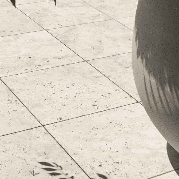 Classic Light travertin terrastegel 61 x 61 x 3 cm getrommeld